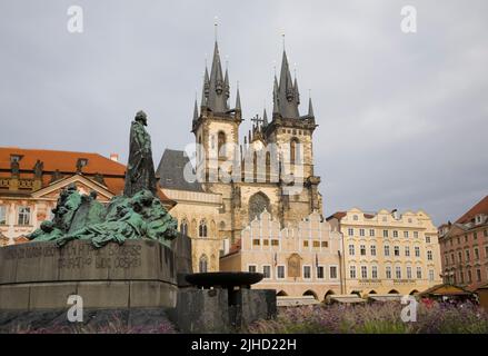 Die Jan Hus-Gedenkstatue und gotische Kirche unserer Lieben Frau vor Tyn, Altstädter Ring, Prag, Tschechische Republik. Stockfoto