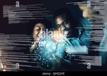 Kreative Köpfe sind in ständiger Bewegung. Eine Gruppe junger Geschäftsleute, die während einer späten Nacht bei der Arbeit Smartphone und Computer gemeinsam nutzen. Stockfoto