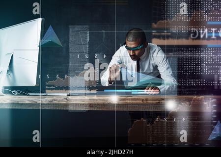 Erstellen Sie Ihre eigenen Visionen. Ein hübscher junger Geschäftsmann mit einer digitalen Schnittstelle. Stockfoto