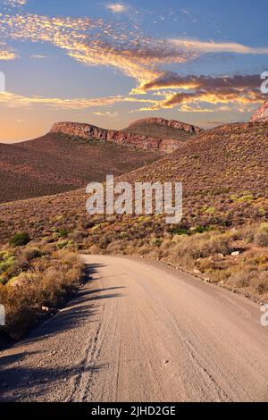 Die Cederberg Wilderness Area, die vom Cape Nature Conservation verwaltet wird, ist eine wunderbar zerklüftete Bergkette etwa 200km nördlich von Kapstadt. Weitgehend Stockfoto