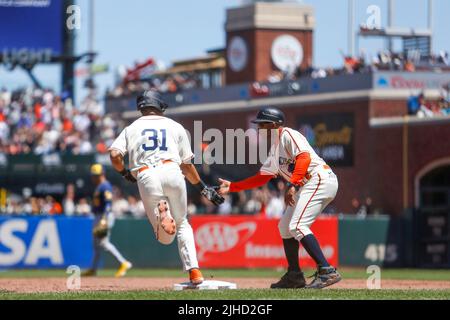 San Francisco, Usa. 17.. Juli 2022. LaMonte Wade Jr (31) von San Francisco Giants wird nach einem Heimlauf, der Joc Pederson (23) von San Francisco Giants und Joey Bart (21) von San Francisco Giants gegen Jason Alexander von Milwaukee Brewers (41) im dritten Inning im Oracle Park in San Francisco, Kalifornien, am Sonntag, den 17. Juli, 2022. (Foto: Shae Hammond/Bay Area News Group/TNS/Sipa USA) Quelle: SIPA USA/Alamy Live News Stockfoto