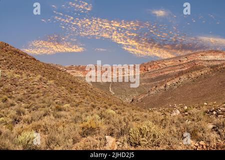 Die Cederberg Wilderness Area, die vom Cape Nature Conservation verwaltet wird, ist eine wunderbar zerklüftete Bergkette etwa 200km nördlich von Kapstadt. Weitgehend Stockfoto