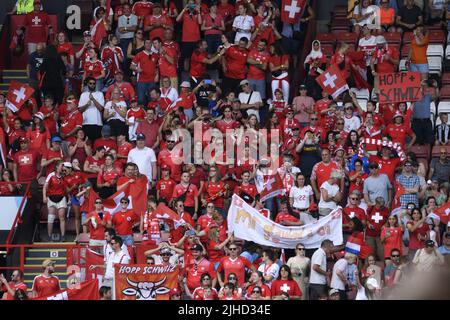 Sheffield, Großbritannien. 17.. Juli 2022. Unterstützer (Frauen in der Schweiz) beim UEFA Women s Euro England 2022-Spiel zwischen der Schweiz 1-4 Niederlande am 17 2022. Juli im Bramall Lane Stadium in Sheffield, England. Kredit: Maurizio Borsari/AFLO/Alamy Live Nachrichten Gutschrift: Aflo Co. Ltd./Alamy Live Nachrichten Stockfoto