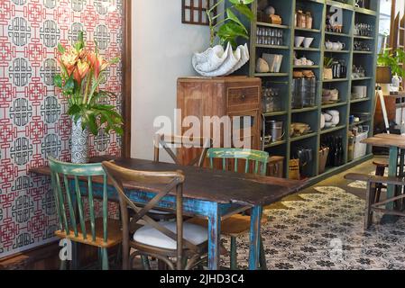 Loft-Stil mit Holzmöbeln in einem vietnamesischen Café Stockfoto