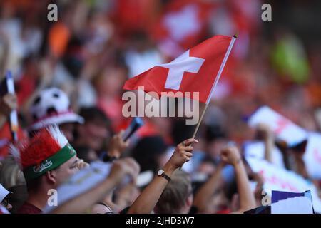 Sheffield, Großbritannien. 17.. Juli 2022. Unterstützer (Frauen in der Schweiz) beim UEFA Women s Euro England 2022-Spiel zwischen der Schweiz 1-4 Niederlande am 17 2022. Juli im Bramall Lane Stadium in Sheffield, England. Kredit: Maurizio Borsari/AFLO/Alamy Live Nachrichten Gutschrift: Aflo Co. Ltd./Alamy Live Nachrichten Stockfoto