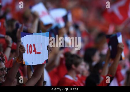 Sheffield, Großbritannien. 17.. Juli 2022. Unterstützer (Frauen in der Schweiz) beim UEFA Women s Euro England 2022-Spiel zwischen der Schweiz 1-4 Niederlande am 17 2022. Juli im Bramall Lane Stadium in Sheffield, England. Kredit: Maurizio Borsari/AFLO/Alamy Live Nachrichten Gutschrift: Aflo Co. Ltd./Alamy Live Nachrichten Stockfoto