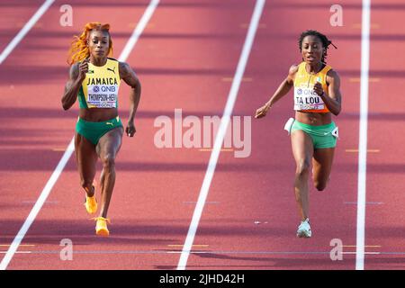 Jamaikas Elaine Thompson-Herah (links) beim Halbfinale der Frauen 100m am dritten Tag der Leichtathletik-Weltmeisterschaften im Hayward Field, University of Oregon, USA. Bilddatum: Sonntag, 17. Juli 2022. Stockfoto