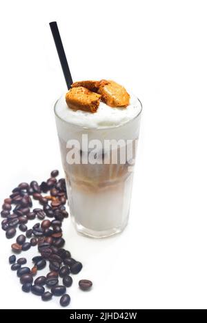 Honig Kamm Latte mit Kaffeebohnen isoliert auf weißem Hintergrund Stockfoto