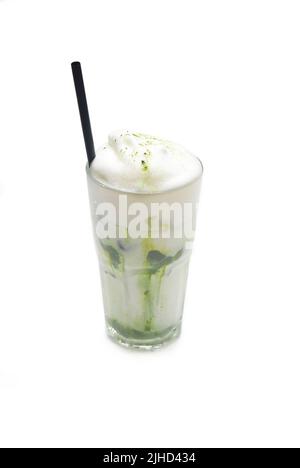 Matcha Latte isoliert auf weißem Hintergrund Stockfoto