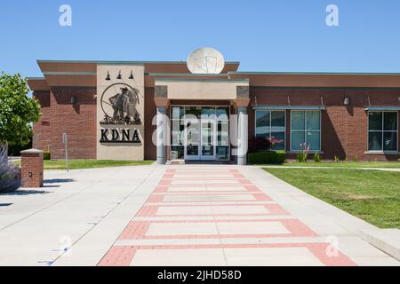 Granger, WA, USA - 11. Juli 2022; spanischer öffentlicher Radiosender KDNA Building in Granger Washington, der das Yakima Valley bedient Stockfoto