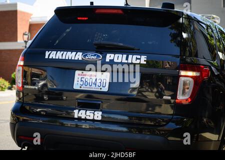 Yakima, WA, USA - 11. Juli 2022; Schwarz-weißer Polizeiwagen der Yakima-Polizei in Nahaufnahme mit ausgenommenem Washingtoner Nummernschild und Abteilungsname Stockfoto