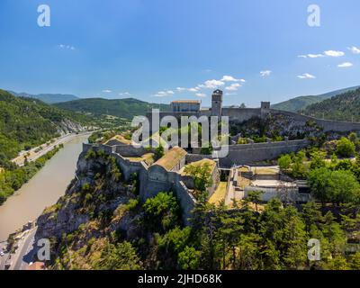 Blick auf die historische Stadt Sisteron mit Fluss Durance, Tore zur Provence, Sommerurlaub in Frankreich Stockfoto