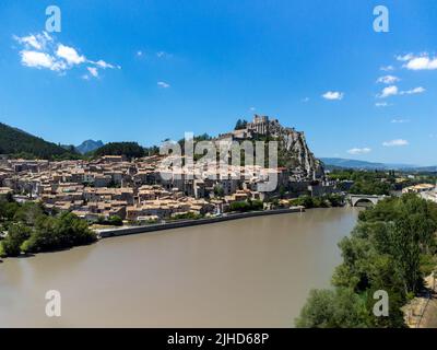 Blick auf die historische Stadt Sisteron mit Fluss Durance, Tore zur Provence, Sommerurlaub in Frankreich Stockfoto