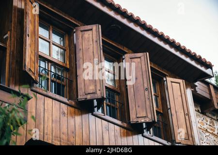 Öffnen Sie hölzerne Fensterläden an den Holzfenstern in einem türkischen Haus Stockfoto