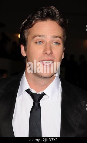 Hollywood, Vereinigte Staaten Von Amerika. Januar 2011. HOLLYWOOD, CA - JANUAR 29: Armie Hammer (R) und Elizabeth Chambers kommen bei den 63. Jährlichen DGA Awards an, die am 29. Januar 2011 im Grand Ballroom im Hollywood & Highland Center in Hollywood, Kalifornien, abgehalten werden.Leute: Armie Hammer (R) und Elizabeth Chambers Credit: Storms Media Group/Alamy Live News Stockfoto