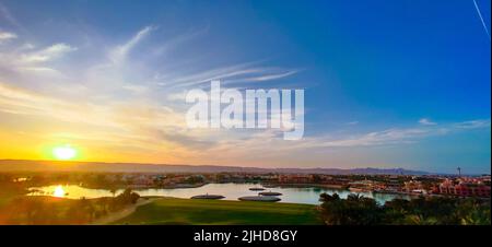 Farbenfroher Himmel bei Sonnenuntergang in ElGouna, Ägypten, voller Pink, Lila und Orange Stockfoto