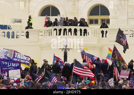 Die Polizei in Bereitschaftssausrüstung beobachtet am 6. Januar 2021, wie sich ein Mob von Pro-Trump-Demonstranten vor dem US-Kapitol versammelt. Stockfoto