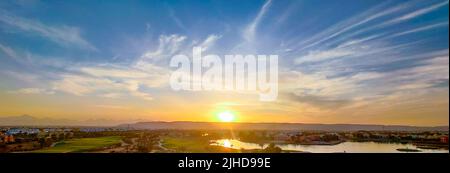 Farbenfroher Himmel bei Sonnenuntergang in ElGouna, Ägypten, voller Pink, Lila und Orange Stockfoto