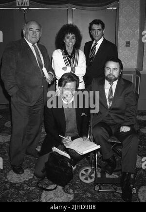 Ed Asner, Rita Moreno, Harry Dean Stanton, Jon Voight und Briggeneral Roland Cinciarelli bei der Begrüßungsbekanntmachung zu Ehren der Vietnam-Veteranen am 7. Februar 1986. Quelle: Ralph Dominguez/MediaPunch Stockfoto