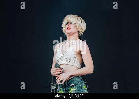 Amy Taylor von der Band Amyl and the Sniffers spielt live auf der Bühne des Mad Cool Festivals in Madrid. Stockfoto