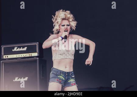 Amy Taylor von der Band Amyl and the Sniffers spielt live auf der Bühne des Mad Cool Festivals in Madrid. Stockfoto