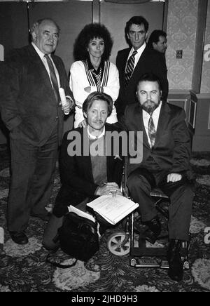 Ed Asner, Rita Moreno, Harry Dean Stanton, Jon Voight und Briggeneral Roland Cinciarelli bei der Begrüßungsbekanntmachung zu Ehren der Vietnam-Veteranen am 7. Februar 1986. Quelle: Ralph Dominguez/MediaPunch Stockfoto