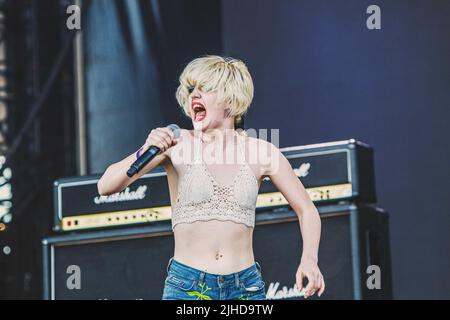 Madrid, Spanien. 07.. Juli 2022. Amy Taylor von der Band Amyl and the Sniffers spielt live auf der Bühne des Mad Cool Festivals in Madrid. (Foto von Valeria Magri/SOPA Images/Sipa USA) Quelle: SIPA USA/Alamy Live News Stockfoto