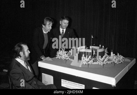 Jon Voight und Brig General Roland Cinciarelli bei der Welcome Home Ankündigung zu Ehren der Vietnam Veteranen am 7. Februar 1986. Quelle: Ralph Dominguez/MediaPunch Stockfoto