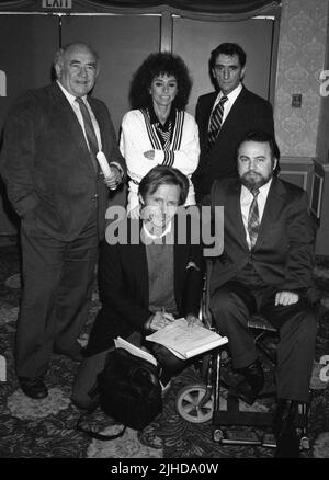Ed Asner, Rita Moreno, Harry Dean Stanton, Jon Voight und Briggeneral Roland Cinciarelli bei der Begrüßungsbekanntmachung zu Ehren der Vietnam-Veteranen am 7. Februar 1986. Quelle: Ralph Dominguez/MediaPunch Stockfoto