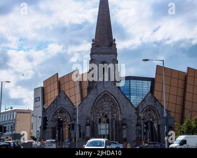 Das moderne Drake Circus Shopping Centre erhebt sich im Gegensatz dazu hinter den Ruinen der Charles Church aus dem 17.. Jahrhundert in Plymouth, Devon, England, Großbritannien. Stockfoto