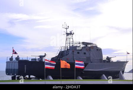 Patrol Boat 91 oder Tor 91, 1968 in Betrieb genommen, im September 2019 stillgelegt, wird im Dongtan Gulf Historical Park im Royal Thai Fleet Headquarters auf dem Marinestützpunkt Sattahip, Thailand, Asien, ausgestellt. Dieses Patrouillenboot war Thailands erstes im Inland erbautes modernes Marineschiff und wird als „Vaterboot“ geehrt. Denn HM, der verstorbene König Bhumibol Adulyadej, befahl der Royal Thai Navy, ein Schiff zu bauen, wie es er auf einer Reise nach Deutschland gesehen hatte. Stockfoto