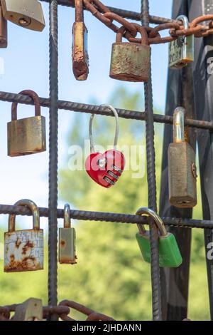 Liebe Vorhängeschlösser, die immer anhaltende Liebe repräsentieren. Rotes Herz, Liebesschloss. Stockfoto