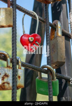 Liebe Vorhängeschlösser, die immer anhaltende Liebe repräsentieren. Rotes Herz, Liebesschloss. Stockfoto