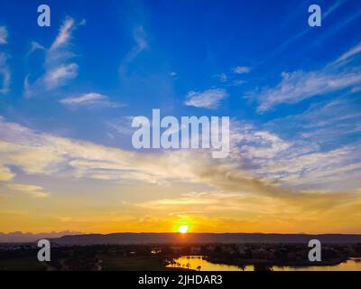 Farbenfroher Himmel bei Sonnenuntergang in ElGouna, Ägypten, voller Pink, Lila und Orange Stockfoto