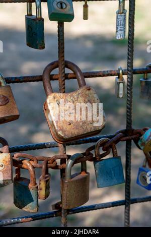 Liebe Vorhängeschlösser, die immer anhaltende Liebe repräsentieren. Details. Nahaufnahme. Stockfoto