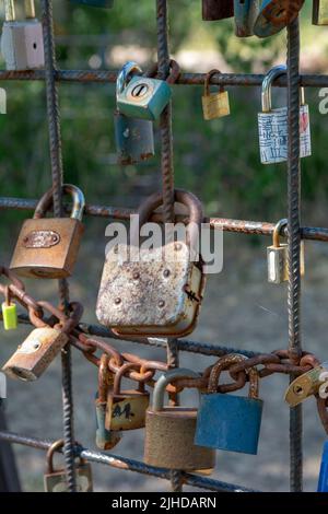 Liebe Vorhängeschlösser, die immer anhaltende Liebe repräsentieren. Details. Nahaufnahme. Stockfoto