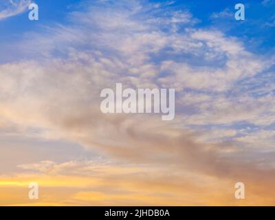 Farbenfroher Himmel bei Sonnenuntergang in ElGouna, Ägypten, voller Pink, Lila und Orange Stockfoto