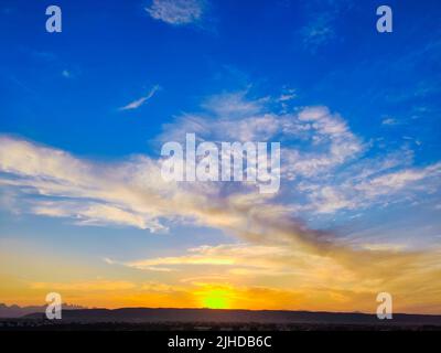 Farbenfroher Himmel bei Sonnenuntergang in ElGouna, Ägypten, voller Pink, Lila und Orange Stockfoto