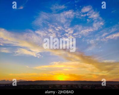 Farbenfroher Himmel bei Sonnenuntergang in ElGouna, Ägypten, voller Pink, Lila und Orange Stockfoto