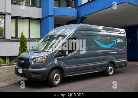 Ein Amazon Prime Lieferwagen parkte vor einem Mehrfamilienhaus in Vancouver, BC, Kanada Stockfoto