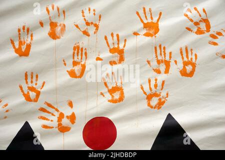 Palmabdrücke auf einem Tipi der First Nations bei den Feierlichkeiten zum Tag der indigenen Völker 2022 in Vancouver, British Columbia, Kanada Stockfoto