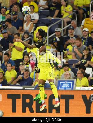 Nashville, USA. 17. Juli 2022: Los Angeles FC Mittelfeldspieler Ryan Hollingshead (24) führt den Ball vor Nashville SC-Stürmer Teal Bunbury (12) während der zweiten Hälfte eines MLS-Spiels zwischen dem Los Angelas FC und Nashville SC im Geodis Park in Nashville TN Steve Roberts/CSM Quelle: CAL Sport Media/Alamy Live News Stockfoto