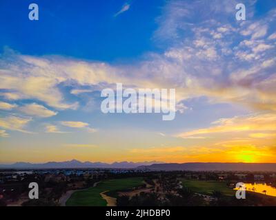 Farbenfroher Himmel bei Sonnenuntergang in ElGouna, Ägypten, voller Pink, Lila und Orange Stockfoto