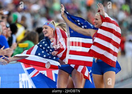 EUGENE, USA - 17. JULI: Sandi Morris aus den USA, Katie Nageotte aus den USA mit einer Flagge, die die Medaille des Polsprung der Frauen während der Leichtathletik-Weltmeisterschaften am 17. Juli 2022 in Eugene, USA zeigt (Foto: Andy Astfalck/BSR Agency) Atletiekunie Credit: Orange Pics BV/Alamy Live News Stockfoto