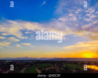 Farbenfroher Himmel bei Sonnenuntergang in ElGouna, Ägypten, voller Pink, Lila und Orange Stockfoto