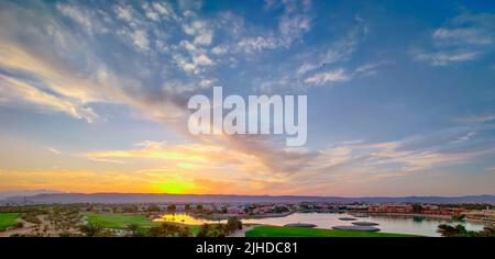 Farbenfroher Himmel bei Sonnenuntergang in ElGouna, Ägypten, voller Pink, Lila und Orange Stockfoto