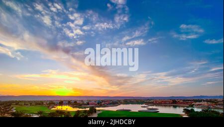 Farbenfroher Himmel bei Sonnenuntergang in ElGouna, Ägypten, voller Pink, Lila und Orange Stockfoto