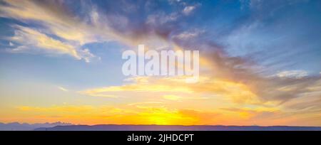 Farbenfroher Himmel bei Sonnenuntergang in ElGouna, Ägypten, voller Pink, Lila und Orange Stockfoto