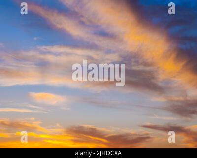 Farbenfroher Himmel bei Sonnenuntergang in ElGouna, Ägypten, voller Pink, Lila und Orange Stockfoto