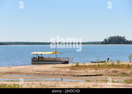 Dec 30, 2021, Colon, Entre Rios, Argentinien: Touristenboot, das an einem Sommermorgen am Ufer des Uruguay-Flusses festgemacht wurde. Stockfoto